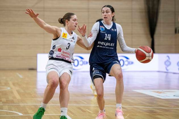 Toyota DBBL 2025 2026 Syntainics MBC vs TK Hannover Luchse Halle Saale, Germany 22 March 2026 Pictured from left Lovisa Hjern Hannover and Katelyn Shumate Halle Halle Saale swh Arena Sachsen Anhalt Germany