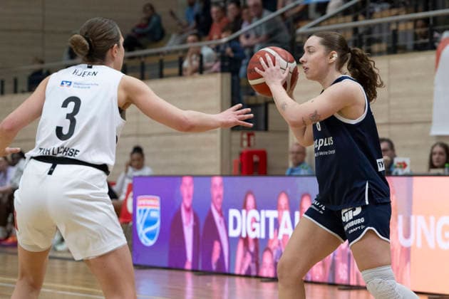 Toyota DBBL 2025 2026 Syntainics MBC vs TK Hannover Luchse Halle Saale, Germany 22 March 2026 Pictured from left Lovisa Hjern Hannover and Anna Suckstorff Halle Halle Saale swh Arena Sachsen Anhalt Germany
