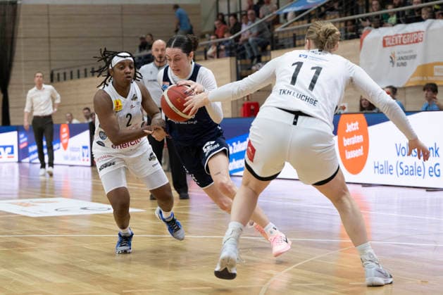 Toyota DBBL 2025 2026 Syntainics MBC vs TK Hannover Luchse Halle Saale, Germany 22 March 2026 In the picture from left in the duel Lashae Dwyer Hannover and Katelyn Shumate Halle Halle Saale swh Arena Sachsen Anhalt Germany
