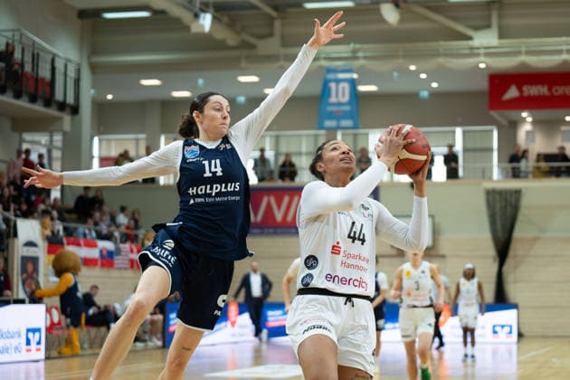 Katelyn Shumate Lions, 14 , Alyssa Brown Luchse, 44 , Syntainics MBC vs TK Hannover Luchse, Women, Basketball, 1 Bundesliga, DBBL, Main Round, 21 Matchday, Season 2025 26, 22 03 2026 Halle SWH Arena Sachsen Anhalt Germany