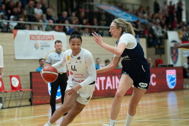 Alyssa Brown Luchse, 44 , Sona Svetlikova Lions, 15 , Syntainics MBC vs TK Hannover Luchse, Women, Basketball, 1 Bundesliga, DBBL, Main Round, 21 Matchday, Season 2025 26, 22 03 2026 Halle SWH Arena Sachsen Anhalt Germany