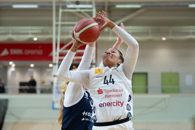 Sydney Erikstrup Lions, 40 , Alyssa Brown Luchse, 44 , Syntainics MBC vs TK Hannover Luchse, Women, Basketball, 1 Bundesliga, DBBL, Main Round, 21 Matchday, Season 2025 26, 22 03 2026 Halle SWH Arena Sachsen Anhalt Germany