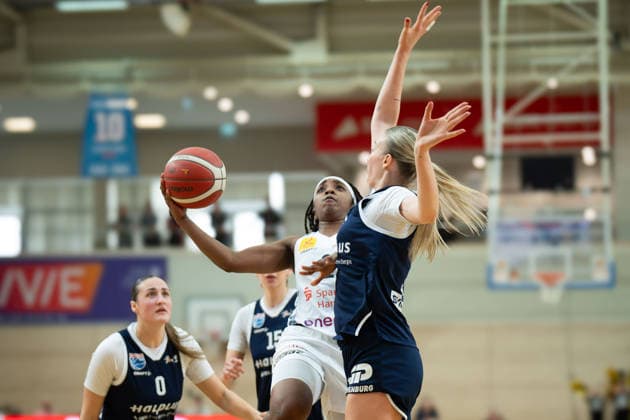 Alexia Allesch Lions, 0 , Lashae Dwyer Luchse, 2 , Sona Svetlikova Lions, 15 , Syntainics MBC vs TK Hannover Luchse, Women, Basketball, 1 Bundesliga, DBBL, Main Round, 21 Matchday, Season 2025 26, 22 03 2026 Halle SWH Arena Sachsen Anhalt Germany