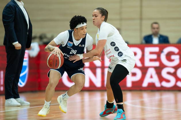 Liz Smith Lions, 24 , Hannah Simental Luchse, 10 , Syntainics MBC vs TK Hannover Luchse, Women, Basketball, 1 Bundesliga, DBBL, Main Round, 21 Matchday, Season 2025 26, 22 03 2026 Halle SWH Arena Sachsen Anhalt Germany