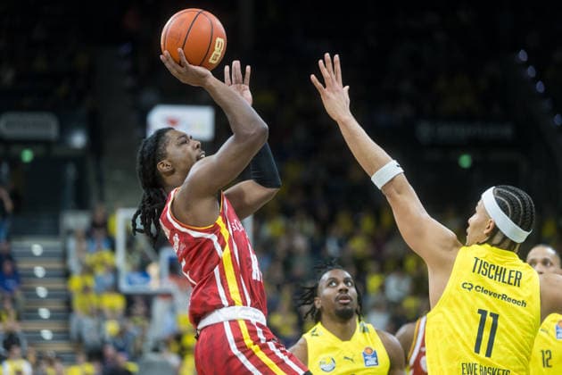 Oldenburg, Lower Saxony, DEU, 22 03 2026, Marcus Carr left, Fitness First Würzburg Baskets and Nicholas Tischler right, EWE Baskets Oldenburg EWE Baskets Oldenburg vs Fitness First Würzburg Baskets Basketball 1 Basketball Bundesliga Season 2025 2026, Matchday 23, Grosse EWE Arena EWE Baskets Oldenburg vs Fitness First Würzburg Baskets www.andreas-burmann.de