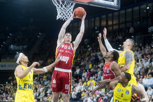 Oldenburg, Lower Saxony, DEU, 22 03 2026, Christian Skladanowski center, Fitness First Würzburg Baskets and Nicholas Tischler left, EWE Baskets Oldenburg , Johnathan Stove center, Fitness First Würzburg Baskets Tomislav Zubcic right, EWE Baskets Oldenburg and Kyle Lofton right, EWE Baskets Oldenburg EWE Baskets Oldenburg vs Fitness First Würzburg Baskets Basketball 1 Basketball Bundesliga Season 2025 2026, 23 Matchday, Grosse EWE Arena EWE Baskets Oldenburg vs Fitness First Würzburg Baskets www.andreas-burmann.de