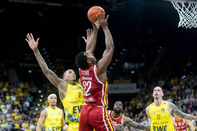 Oldenburg, Lower Saxony, DEU, 22 03 2026, Johnathan Stove right, Fitness First Würzburg Baskets and Michale Kyser left, EWE Baskets Oldenburg EWE Baskets Oldenburg vs Fitness First Würzburg Baskets Basketball 1 Basketball Bundesliga Season 2025 2026, Matchday 23, Grosse EWE Arena EWE Baskets Oldenburg vs Fitness First Würzburg Baskets www.andreas-burmann.de
