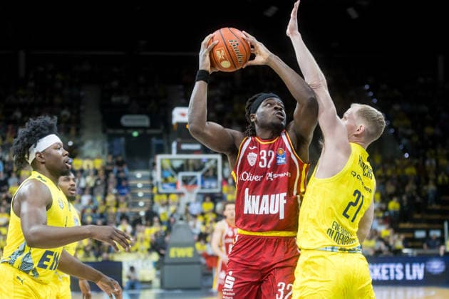 Oldenburg, Lower Saxony, DEU, 22 03 2026, Charles Thompson center, Fitness First Würzburg Baskets , Seth Hinrichs right, EWE Baskets Oldenburg and Brian Fobbs left, EWE Baskets Oldenburg EWE Baskets Oldenburg vs Fitness First Würzburg Baskets Basketball 1 Basketball Bundesliga Season 2025 2026, Matchday 23, Grosse EWE Arena EWE Baskets Oldenburg vs Fitness First Würzburg Baskets www.andreas-burmann.de