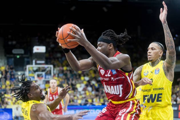 Oldenburg, Lower Saxony, DEU, 22 03 2026, Charles Thompson center, Fitness First Würzburg Baskets , Christopher Clemons left, EWE Baskets Oldenburg and Michale Kyser right, EWE Baskets Oldenburg , EWE Baskets Oldenburg vs Fitness First Würzburg Baskets Basketball 1 Basketball Bundesliga Season 2025 2026, Matchday 23, Grosse EWE Arena EWE Baskets Oldenburg vs Fitness First Würzburg Baskets www.andreas-burmann.de
