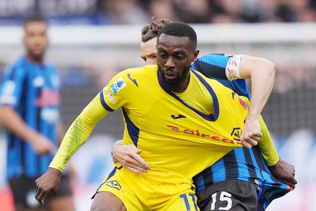 Atalanta™s Marten de Roon fights for the ball with Verona™s Akpa Akpro during the Serie A soccer match between Atalanta and Hellas Verona at the New Balance Arena in Bergamo , north Italy - Sunday , March 22 , 2026. - Soccer .  Copyright: xSpada LaPressex