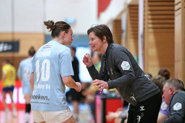 Handball, 2 Alsco HBF HC Leipzig Bayer 04 Leverkusen 22 03 2026 Coach Sybille Gruner Bayer Leverkusen gives tips to Sophia Cormann 10, Bayer Leverkusen 2 Alsco Handball Bundesliga Women, HBF, Season 2025 2026, 21 Matchday HC Leipzig vs TSV Bayer 04 Leverkusen on 22 03 2026 at Sporthalle Brüderstraße Leipzig Copyright: xBEAUTIFULxSPORTS JanxKaeferx