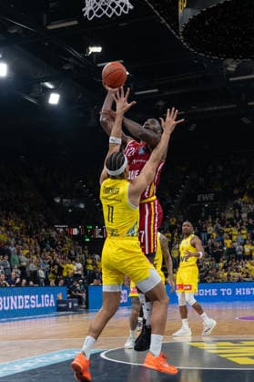 GER, Basketball, easy Credit BBL, EWE Baskets Oldenburg vs Fitness First Würzburg Baskets 22 03 2026, EWE Arena, Oldenburg, GER, easy Credit BBL, EWE Baskets Oldenburg vs Fitness First Würzburg Baskets, pictured Eddy EDIGIN FIT One WuÌˆrzburg Baskets 27 Nicholas TISCHLER EWE Baskets Oldenburg 11 nordphotoxgmbhx xRojahn nph00310