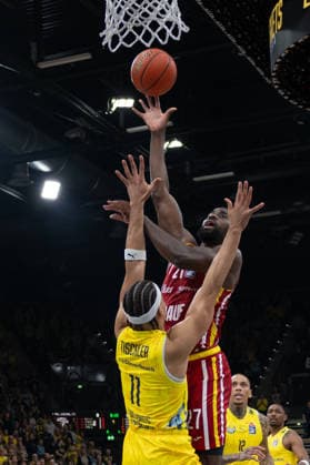 GER, Basketball, easy Credit BBL, EWE Baskets Oldenburg vs Fitness First Würzburg Baskets 22 03 2026, EWE Arena, Oldenburg, GER, easy Credit BBL, EWE Baskets Oldenburg vs Fitness First Würzburg Baskets, pictured Eddy EDIGIN FIT One WuÌˆrzburg Baskets 27 Nicholas TISCHLER EWE Baskets Oldenburg 11 nordphotoxgmbhx xRojahn nph00310