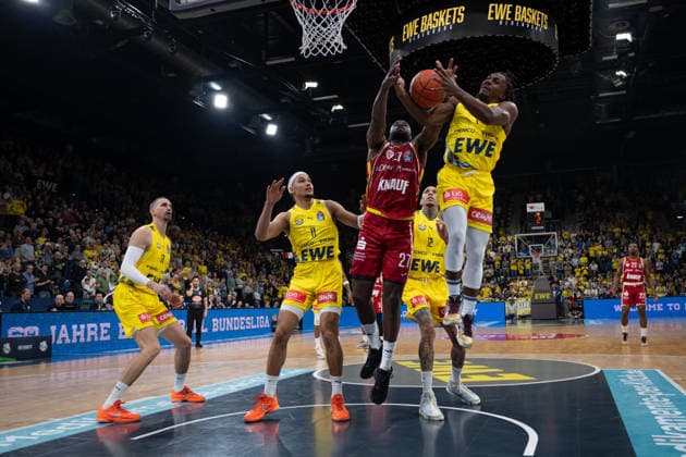 GER, Basketball, easy Credit BBL, EWE Baskets Oldenburg vs Fitness First Würzburg Baskets 22 03 2026, EWE Arena, Oldenburg, GER, easy Credit BBL, EWE Baskets Oldenburg vs Fitness First Würzburg Baskets, pictured Eddy EDIGIN FIT One WuÌˆrzburg Baskets 27 Nicholas TISCHLER EWE Baskets Oldenburg 11 Chris CLEMONS EWE Baskets Oldenburg 3 Tomislav ZUBCIC EWE Baskets Oldenburg 33 nordphotoxgmbhx xRojahn nph00310