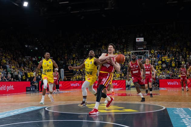 GER, Basketball, easy Credit BBL, EWE Baskets Oldenburg vs Fitness First Würzburg Baskets 22 03 2026, EWE Arena, Oldenburg, GER, easy Credit BBL, EWE Baskets Oldenburg vs Fitness First Würzburg Baskets, pictured Alen PJANIC FIT One WuÌˆrzburg Baskets 35 Chris CLEMONS EWE Baskets Oldenburg 3 nordphotoxgmbhx xRojahn nph00310