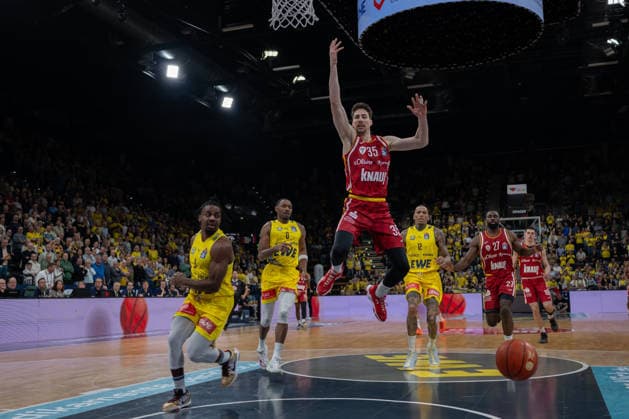 GER, Basketball, easy Credit BBL, EWE Baskets Oldenburg vs Fitness First Würzburg Baskets 22 03 2026, EWE Arena, Oldenburg, GER, easy Credit BBL, EWE Baskets Oldenburg vs Fitness First Würzburg Baskets, pictured Alen PJANIC FIT One WuÌˆrzburg Baskets 35 Chris CLEMONS EWE Baskets Oldenburg 3 nordphotoxgmbhx xRojahn nph00310