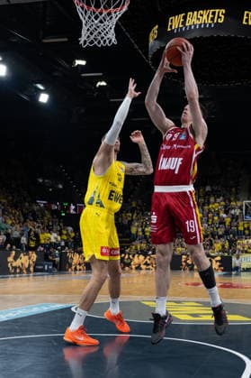GER, Basketball, easy Credit BBL, EWE Baskets Oldenburg vs Fitness First Würzburg Baskets 22 03 2026, EWE Arena, Oldenburg, GER, easy Credit BBL, EWE Baskets Oldenburg vs Fitness First Würzburg Baskets, pictured Christian SKLADANOWSKI FIT One WuÌˆrzburg Baskets 19 Tomislav ZUBCIC EWE Baskets Oldenburg 33 nordphotoxgmbhx xRojahn nph00310