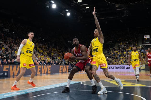 GER, Basketball, easy Credit BBL, EWE Baskets Oldenburg vs Fitness First Würzburg Baskets 22 03 2026, EWE Arena, Oldenburg, GER, easy Credit BBL, EWE Baskets Oldenburg vs Fitness First Würzburg Baskets, pictured Eddy EDIGIN FIT One WuÌˆrzburg Baskets 27 Michale KYSER EWE Baskets Oldenburg 12 Tomislav ZUBCIC EWE Baskets Oldenburg 33 nordphotoxgmbhx xRojahn nph00310