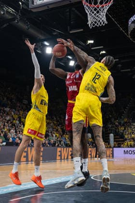 GER, Basketball, easy Credit BBL, EWE Baskets Oldenburg vs Fitness First Würzburg Baskets 22 03 2026, EWE Arena, Oldenburg, GER, easy Credit BBL, EWE Baskets Oldenburg vs Fitness First Würzburg Baskets, pictured Eddy EDIGIN FIT One WuÌˆrzburg Baskets 27 Michale KYSER EWE Baskets Oldenburg 12 Tomislav ZUBCIC EWE Baskets Oldenburg 33 nordphotoxgmbhx xRojahn nph00310