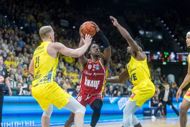 Oldenburg, Lower Saxony, DEU, 22 03 2026, Marcus Carr center, Fitness First Würzburg Baskets , Seth Hinrichs left, EWE Baskets Oldenburg and Christopher Clemons right, EWE Baskets Oldenburg EWE Baskets Oldenburg vs Fitness First Würzburg Baskets Basketball 1 Basketball Bundesliga Season 2025 2026, Matchday 23, Grosse EWE Arena EWE Baskets Oldenburg vs Fitness First Würzburg Baskets www.andreas-burmann.de