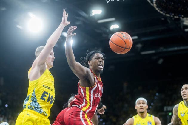Oldenburg, Lower Saxony, DEU, 22 03 2026, Marcus Carr center, Fitness First Würzburg Baskets , Seth Hinrichs left, EWE Baskets Oldenburg EWE Baskets Oldenburg vs Fitness First Würzburg Baskets Basketball 1 Basketball Bundesliga Season 2025 2026, Matchday 23, Grosse EWE Arena EWE Baskets Oldenburg vs Fitness First Würzburg Baskets www.andreas-burmann.de