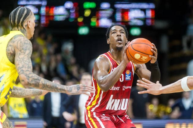 Oldenburg, Lower Saxony, DEU, 22 03 2026, Marcus Carr right, Fitness First Würzburg Baskets Michale Kyser left, EWE Baskets Oldenburg EWE Baskets Oldenburg vs Fitness First Würzburg Baskets Basketball 1 Basketball Bundesliga Season 2025 2026, Matchday 23, Grosse EWE Arena EWE Baskets Oldenburg vs Fitness First Würzburg Baskets www.andreas-burmann.de