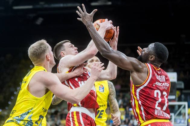 Oldenburg, Lower Saxony, DEU, 22 03 2026, Seth Hinrichs left, EWE Baskets Oldenburg m Christian Skladanowski left, Fitness First Würzburg Baskets , Michale Kyser center, EWE Baskets Oldenburg and Eddy Edigin Jr right, Fitness First Würzburg Baskets EWE Baskets Oldenburg vs Fitness First Würzburg Baskets Basketball 1 Basketball Bundesliga Season 2025 2026, Matchday 23, Grosse EWE Arena EWE Baskets Oldenburg vs Fitness First Würzburg Baskets www.andreas-burmann.de