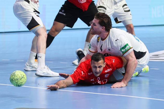 22 03 2026, Handball, International match men, Germany Egypt, ÖVB Arena Bremen Johannes Golla Germany 04 lies on Nabil Sherif Egypt 02 xKamilxWilkowskixPressefotoKochx Bremen Germany after a duel