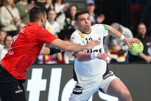 22 03 2026, Handball, International match men, Germany Egypt, ÖVB Arena Bremen Renars Uscins Germany 23 in duel against Mahmoud Abdelaziz Egypt 35 xKamilxWilkowskixPressefotoKochx Bremen Germany