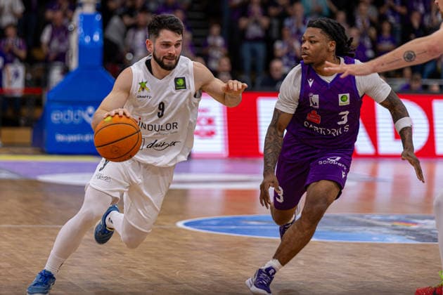 ProA, BG Goettingen vs Artland Dragons, Sparkassen Arena Goettingen 22 03 2026 ProA, Goettingen, Germany 22 03 2026 Buzz Anthony Artland Dragons, 9 on the ball against Jordan Sears BG Goettingen, 3 , Barmer ProA 2 Basketball Bundesliga, Game of BG Goettingen vs Artland Dragons, Sparkassen Arena Goettingen Copyright: xBEAUTIFULxSPORTS Freudensteinx