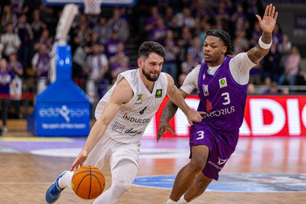 ProA, BG Goettingen vs Artland Dragons, Sparkassen Arena Goettingen 22 03 2026 ProA, Goettingen, Germany 22 03 2026 Buzz Anthony Artland Dragons, 9 on the ball against Jordan Sears BG Goettingen, 3 , Barmer ProA 2 Basketball Bundesliga, Game of BG Goettingen vs Artland Dragons, Sparkassen Arena Goettingen Copyright: xBEAUTIFULxSPORTS Freudensteinx