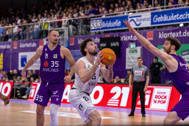 ProA, BG Goettingen vs Artland Dragons, Sparkassen Arena Goettingen 22 03 2026 ProA, Goettingen, Germany 22 03 2026 Ben Burnham Artland Dragons, 25 on the approach to the basket shot past Wes Dreamer BG Goettingen, 35 , Barmer ProA 2 Basketball Bundesliga, Game of BG Goettingen vs Artland Dragons, Sparkassen Arena Goettingen Copyright: xBEAUTIFULxSPORTS Freudensteinx
