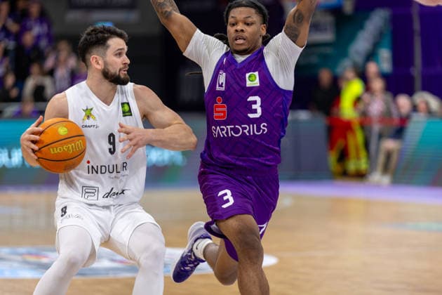 ProA, BG Goettingen vs Artland Dragons, Sparkassen Arena Goettingen 22 03 2026 ProA, Goettingen, Germany 22 03 2026 Buzz Anthony Artland Dragons, 9 on the ball against Jordan Sears BG Goettingen, 3 , Barmer ProA 2 Basketball Bundesliga, Game of BG Goettingen vs Artland Dragons, Sparkassen Arena Goettingen Copyright: xBEAUTIFULxSPORTS Freudensteinx