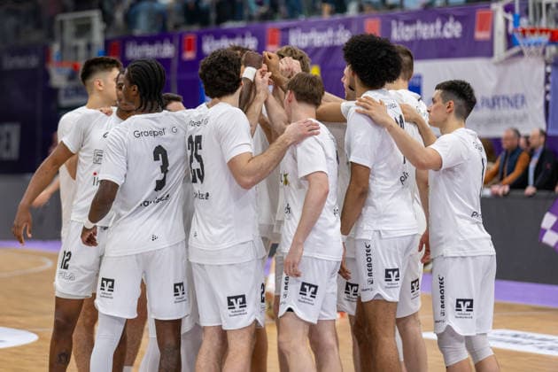 ProA, BG Goettingen vs Artland Dragons, Sparkassen Arena Goettingen 22 03 2026 ProA, Goettingen, Germany 22 03 2026 Artland Dragons at high-five, Barmer ProA 2 Basketball Bundesliga, Game of BG Goettingen vs Artland Dragons, Sparkassen Arena Goettingen Copyright: xBEAUTIFULxSPORTS Freudensteinx