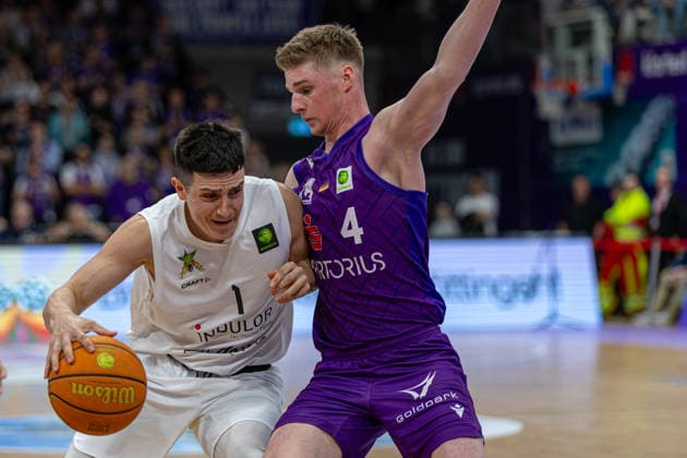 ProA, BG Goettingen vs Artland Dragons, Sparkassen Arena Goettingen 22 03 2026 ProA, Goettingen, Germany 22 03 2026 Nate Petrone Artland Dragons, 1 vs Daniel Kirchner BG Goettingen, 4 , Barmer ProA 2 Basketball Bundesliga, Game of BG Goettingen vs Artland Dragons, Sparkassen Arena Goettingen Copyright: xBEAUTIFULxSPORTS Freudensteinx