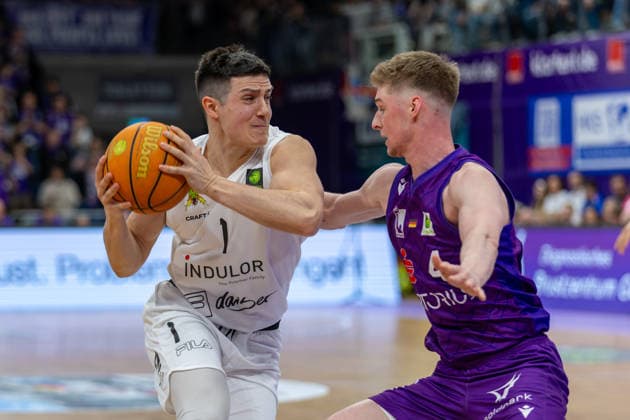 ProA, BG Goettingen vs Artland Dragons, Sparkassen Arena Goettingen 22 03 2026 ProA, Goettingen, Germany 22 03 2026 Nate Petrone Artland Dragons, 1 vs Daniel Kirchner BG Goettingen, 4 , Barmer ProA 2 Basketball Bundesliga, Game of BG Goettingen vs Artland Dragons, Sparkassen Arena Goettingen Copyright: xBEAUTIFULxSPORTS Freudensteinx