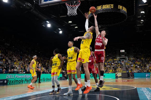 GER, Basketball, easy Credit BBL, EWE Baskets Oldenburg vs Fitness First Würzburg Baskets 22 03 2026, EWE Arena, Oldenburg, GER, easy Credit BBL, EWE Baskets Oldenburg vs Fitness First Würzburg Baskets, pictured Christian SKLADANOWSKI FIT One WuÌˆrzburg Baskets 19 Tomislav ZUBCIC EWE Baskets Oldenburg 33 nordphotoxgmbhx xRojahn nph00310