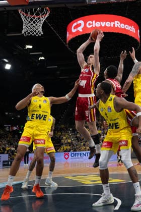 GER, Basketball, easy Credit BBL, EWE Baskets Oldenburg vs Fitness First Würzburg Baskets 22 03 2026, EWE Arena, Oldenburg, GER, easy Credit BBL, EWE Baskets Oldenburg vs Fitness First Würzburg Baskets, pictured Christian SKLADANOWSKI FIT One WuÌˆrzburg Baskets 19 Nicholas TISCHLER EWE Baskets Oldenburg 11 Kyle LOFTON EWE Baskets Oldenburg 0 nordphotoxgmbhx xRojahn nph00310