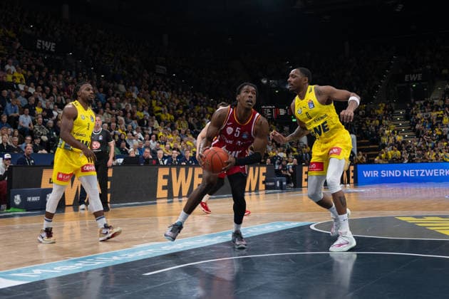 GER, Basketball, easy Credit BBL, EWE Baskets Oldenburg vs Fitness First Würzburg Baskets 22 03 2026, EWE Arena, Oldenburg, GER, easy Credit BBL, EWE Baskets Oldenburg vs Fitness First Würzburg Baskets, pictured Marcus CARR FIT One WuÌˆrzburg Baskets 5 Kyle LOFTON EWE Baskets Oldenburg 0 nordphotoxgmbhx xRojahn nph00310