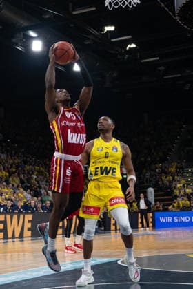 GER, Basketball, easy Credit BBL, EWE Baskets Oldenburg vs Fitness First Würzburg Baskets 22 03 2026, EWE Arena, Oldenburg, GER, easy Credit BBL, EWE Baskets Oldenburg vs Fitness First Würzburg Baskets, pictured Marcus CARR FIT One WuÌˆrzburg Baskets 5 Kyle LOFTON EWE Baskets Oldenburg 0 nordphotoxgmbhx xRojahn nph00310