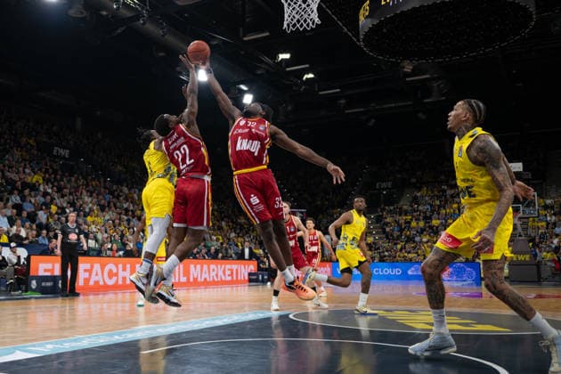 GER, Basketball, easy Credit BBL, EWE Baskets Oldenburg vs Fitness First Würzburg Baskets 22 03 2026, EWE Arena, Oldenburg, GER, easy Credit BBL, EWE Baskets Oldenburg vs Fitness First Würzburg Baskets, pictured Charles THOMPSON FIT One WuÌˆrzburg Baskets 32 Johnathan STOVE FIT One WuÌˆrzburg Baskets 22 Chris CLEMONS EWE Baskets Oldenburg 3 Michale KYSER EWE Baskets Oldenburg 12 nordphotoxgmbhx xRojahn nph00310