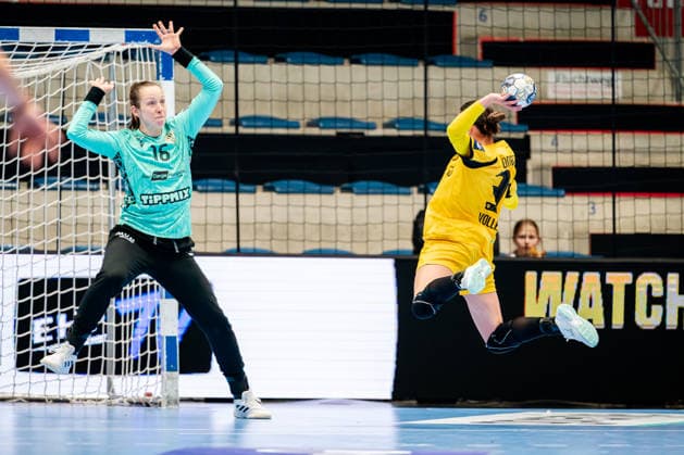Hamm, 22 03 2026, Handball, Women, EHF Champions League, Play offs, 2025 2026 BVB Borussia Dortmund FTC Rail Cargo Hungaria Kelly Vollebregt BVB, 31 on goal throw Blanka Böde Biro FTC Rail Cargo Hungaria, 16 Hamm Westpress Arena NRW Germany