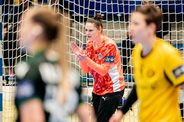 Hamm, 22 03 2026, Handball, Women, EHF Champions League, Play offs, 2025 2026 BVB Borussia Dortmund FTC Rail Cargo Hungaria Melinda Szikora BVB, 7 cheers on her team Hamm Westpress Arena NRW Germany