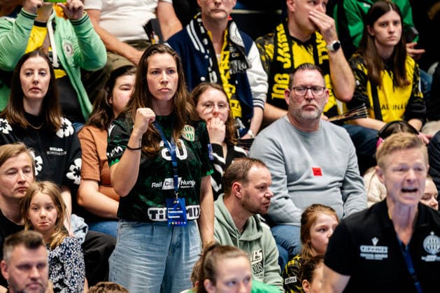 Hamm, 22 03 2026, Handball, Women, EHF Champions League, Play offs, 2025 2026 BVB Borussia Dortmund FTC Rail Cargo Hungaria Emily Vogel FTC Rail Cargo Hungaria cheers in the stands Hamm Westpress Arena NRW Germany