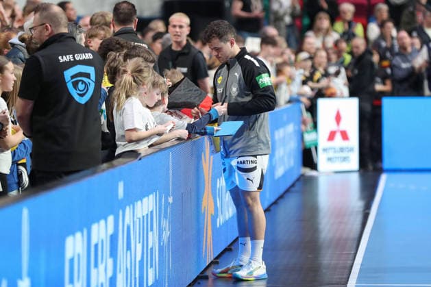 22 03 2026, xgox, handball, European Championship qualification, Germany Egypt emspor v l Tim Freihoefer Germany, 2 signs autographs Bremen