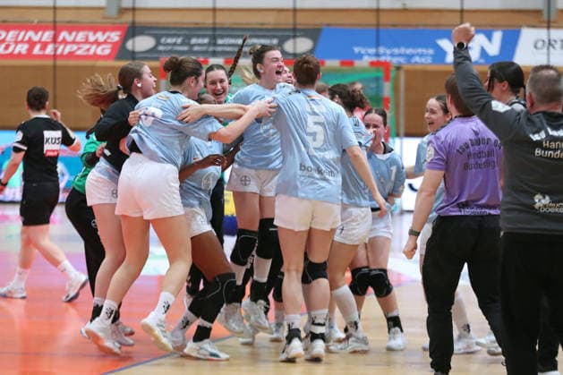 Handball, 2 Alsco HBF HC Leipzig Bayer 04 Leverkusen 22 03 2026 The Leverkusen team celebrates a surprising point win 2 Alsco Handball Bundesliga Women, HBF, Season 2025 2026, Matchday 21 HC Leipzig vs TSV Bayer 04 Leverkusen on 22 03 2026 at Sporthalle Brüderstraße Leipzig Copyright: xBEAUTIFULxSPORTS JanxKaeferx
