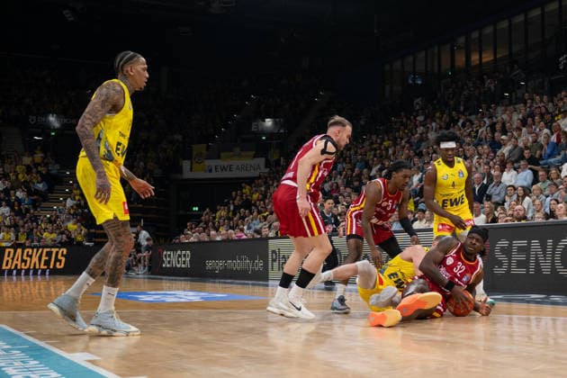 GER, Basketball, easy Credit BBL, EWE Baskets Oldenburg vs Fitness First Würzburg Baskets 22 03 2026, EWE Arena, Oldenburg, GER, easy Credit BBL, EWE Baskets Oldenburg vs Fitness First Würzburg Baskets, pictured on the floor Charles THOMPSON FIT One WuÌˆrzburg Baskets 32 Seth HINRICHS EWE Baskets Oldenburg 21 Lukas HERZOG FIT One WuÌˆrzburg Baskets 1 Marcus CARR FIT One WuÌˆrzburg Baskets 5 Brain FOBBS EWE Baskets Oldenburg 4 Michale KYSER EWE Baskets Oldenburg 12 nordphotoxgmbhx xRojahn nph00310