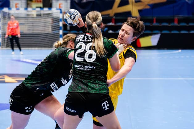 Hamm, 22 03 2026, Handball, Women, EHF Champions League, Play offs, 2025 2026 BVB Borussia Dortmund FTC Rail Cargo Hungaria Alina Grijseels BVB, 4 in duel with Angela Malestein FTC Rail Cargo Hungaria, 26 Hamm Westpress Arena NRW Germany