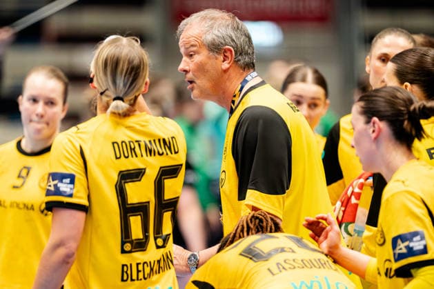 Hamm, 22 03 2026, Handball, Women, EHF Champions League, Play offs, 2025 2026 BVB Borussia Dortmund FTC Rail Cargo Hungaria Henk Groener Coach BVB during a time-out Hamm Westpress Arena NRW Germany
