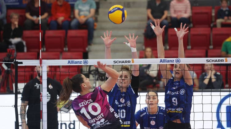 Stuttgart , Bundesliga Volleyball quarterfinals game 1 , Allianz MTV Stuttgart vs Schwarz Weiß Erfurt , from left Kinga Szücs erfurt Pia Kästner Anna Koulberg Stgt